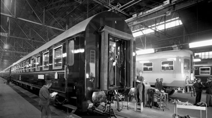 1973. Linea montaggio vagoni letto Fiat presso Stabilimento Fiat Materferro · ...