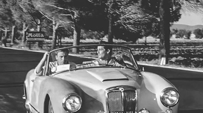 Cena do filme "Il sorpasso". O famoso duelo entre um Aurélia B24S Convertibile e...