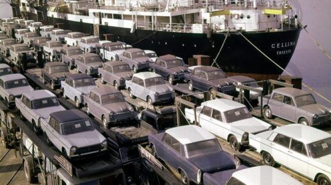 1961. Imbarco vetture Fiat per l'estero sulla nave Cellina - Trieste