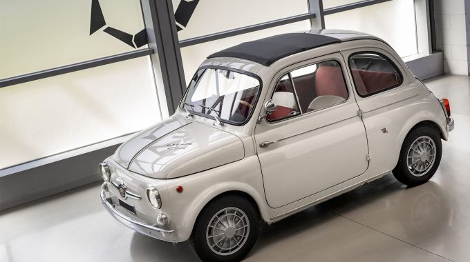 Piccola ma cattiva! La Fiat-Abarth 595 viene presentata proprio in questo period...
